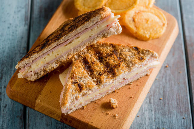 Sanduíche de presunto e queijo grelhados — Fotografia de Stock