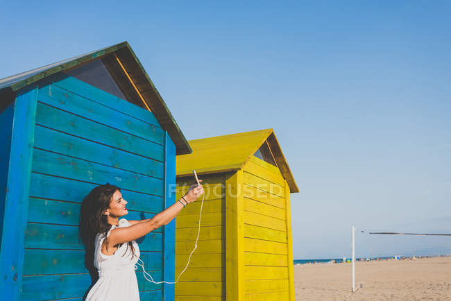 Щасливі жінка робить Автопортрет на пляжі — стокове фото