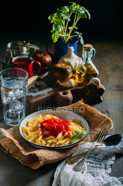 Placa de macarrones con tomate - foto de stock