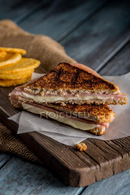 Sándwich de jamón y queso a la parrilla - foto de stock