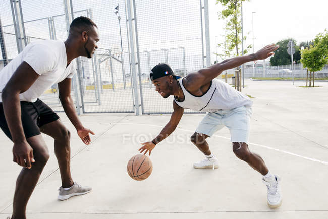 Schwarze Männer spielen Basketball — Stockfoto