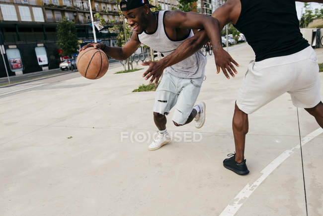 Чоловіки грають у баскетбол на вулиці — стокове фото