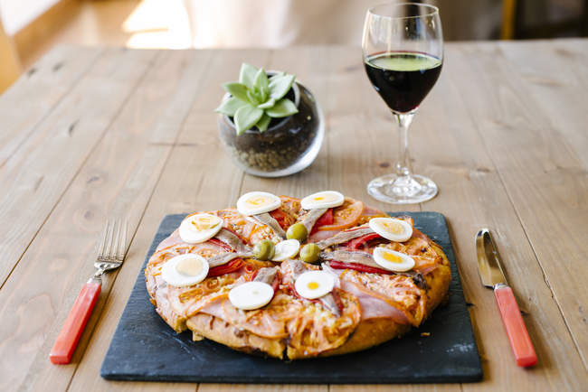 Pizza e vinho apetitosos — Fotografia de Stock