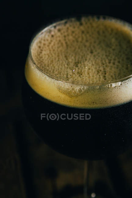 Verre de bière noire — Photo de stock