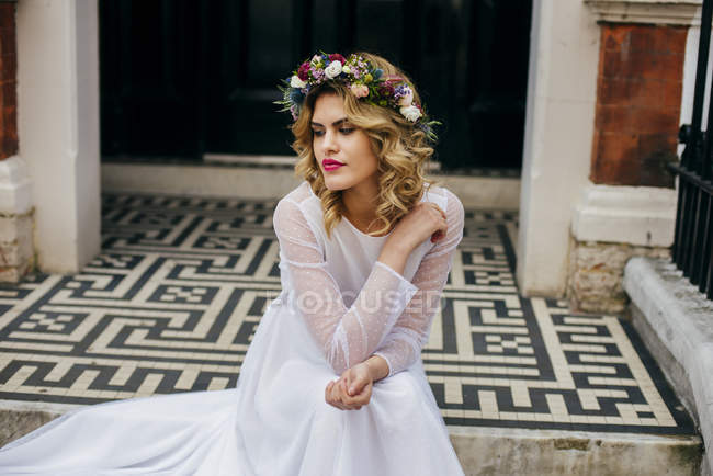 Beautiful bride looking away — Stock Photo