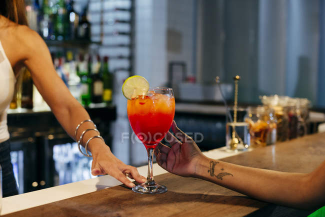 Hands of barman and client — Stock Photo