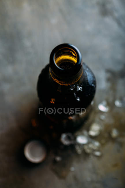 Botella de cerveza fría en la oscuridad - foto de stock
