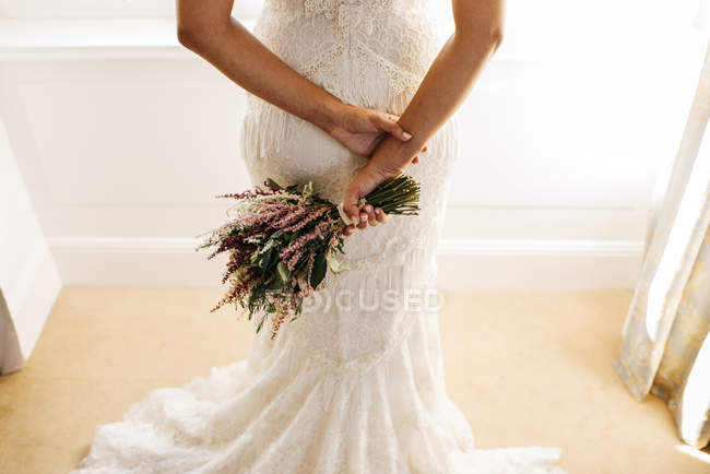 Vue arrière de la mariée avec bouquet — Photo de stock