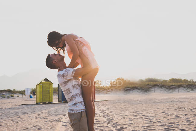 Casal feliz na praia — Fotografia de Stock