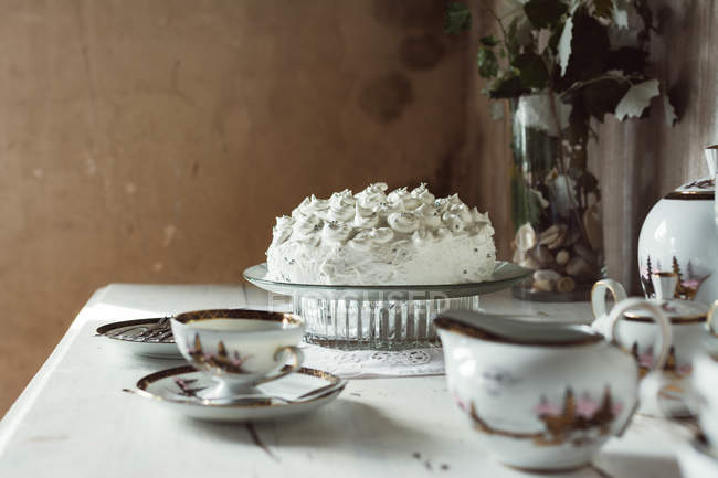 Baiser-Kuchen auf dem Tisch — Stockfoto