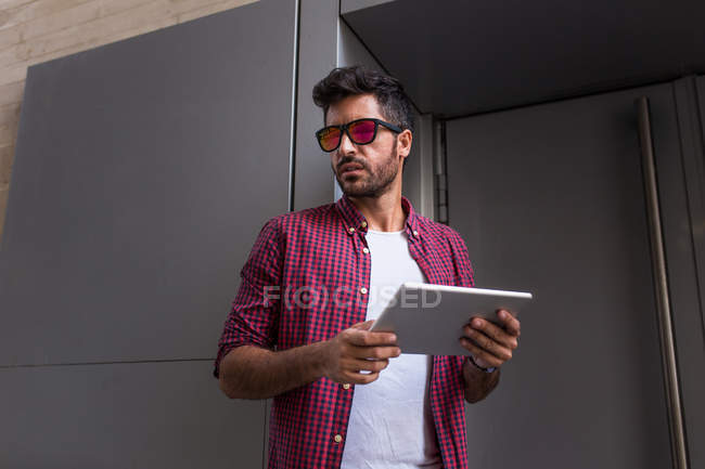 Homem elegante com tablet — Fotografia de Stock