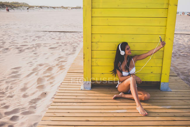 Жінка приймає селфі на пляжі — стокове фото