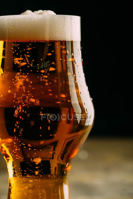 Verre de bière froide sur sombre — Photo de stock