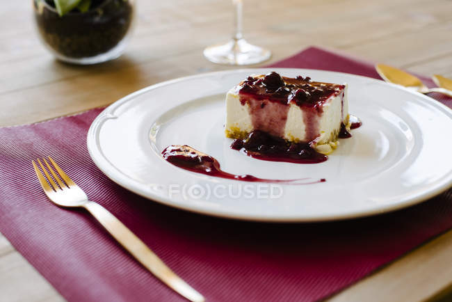Dessert savoureux avec confiture — Photo de stock