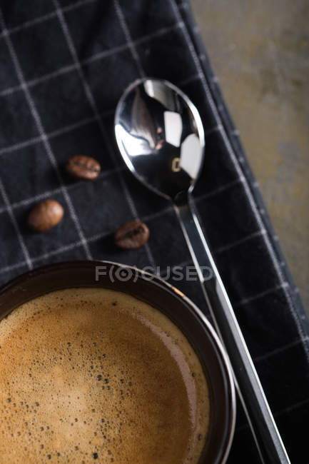 Taza de café en la oscuridad - foto de stock