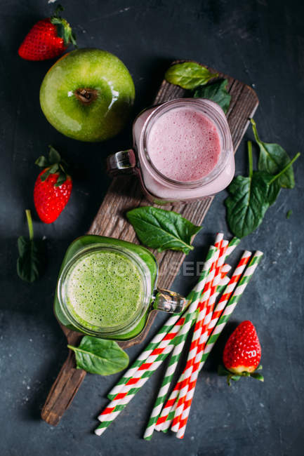 Зеленый и розовый фруктовый коктейль — стоковое фото