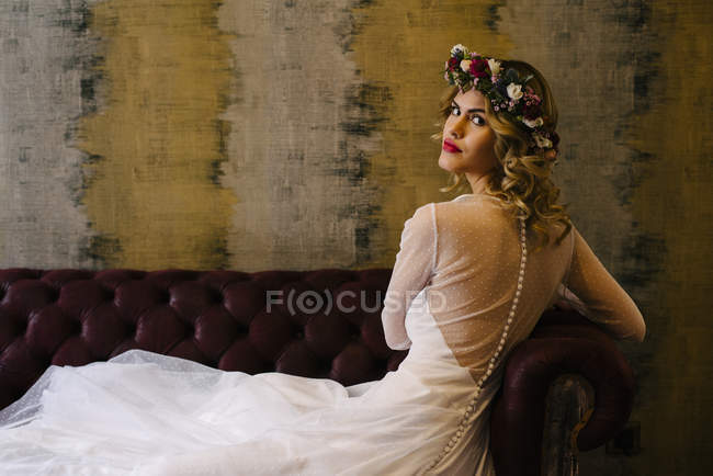 Елегантна жінка в квітковій шапці і сукні — стокове фото