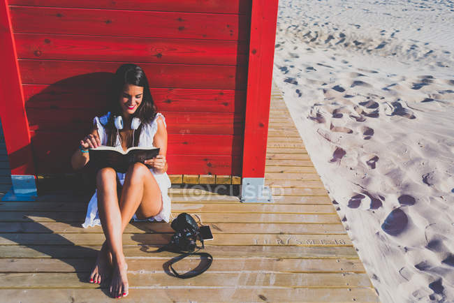 Woman reading a book — Stock Photo