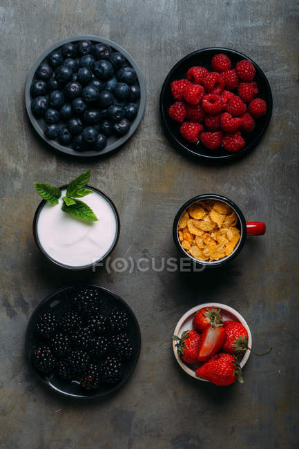 Ягоди, йогурт і зернові — стокове фото