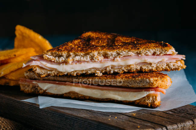 Sandwich mit gegrilltem Schinken und Käse — Stockfoto