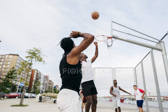 Männer spielen Basketball auf der Straße — Stockfoto