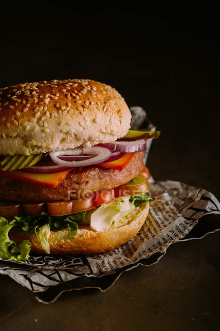 Hambúrguer gourmet no escuro — Fotografia de Stock
