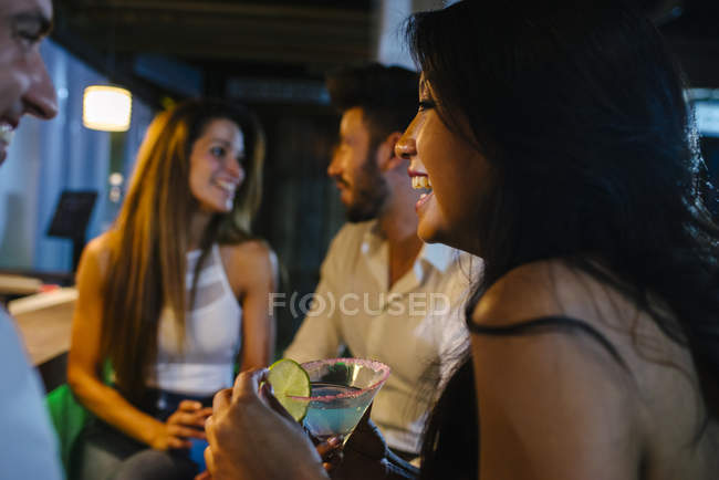 Люди п'ють в барі — стокове фото