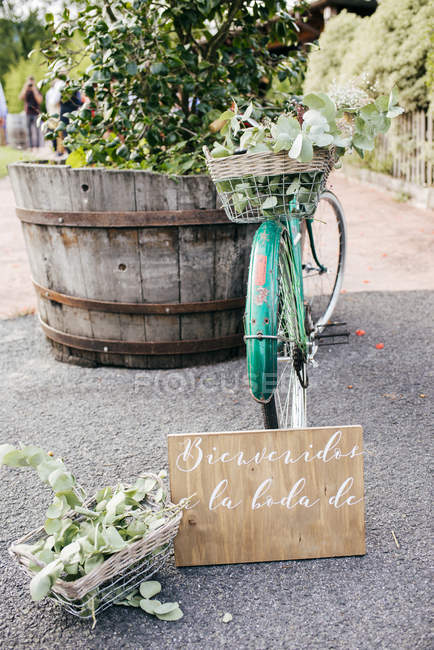 Bicycle decorated with flowers — Stock Photo