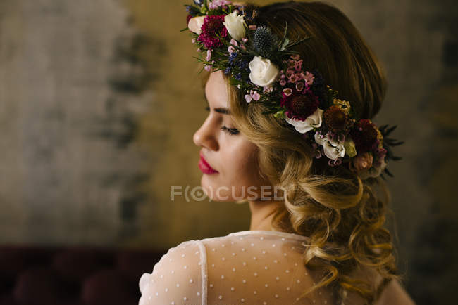 Mulher bonita usando guirlanda flor — Fotografia de Stock