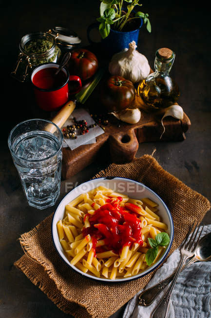 Assiette de macaroni à la tomate — Photo de stock