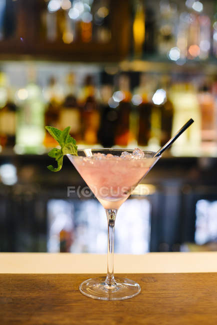 Cocktail servi au comptoir du bar . — Photo de stock