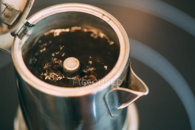 Heißer Kaffee in Kaffeekanne — Stockfoto