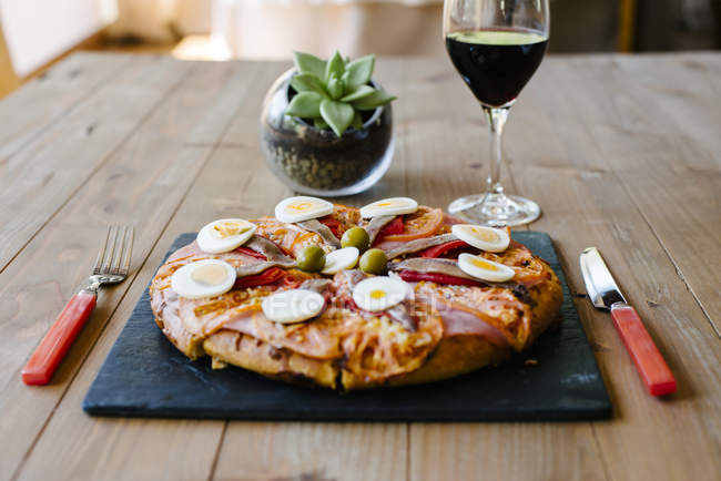Pizza et vin appétissants — Photo de stock