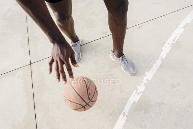 Обрізати людину з баскетболом — стокове фото