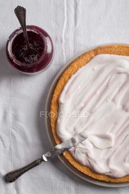 Preparación de pastel de bayas con glaseado de yogur - foto de stock