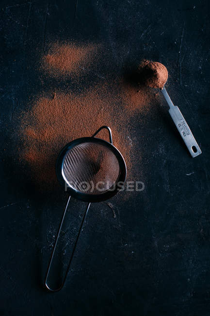 Порошкове какао і протруйник над темрявою — стокове фото