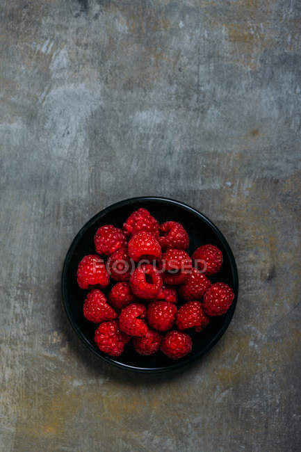 Raspberries on grunge background — Stock Photo