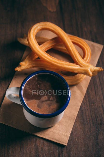 Chocolate con churros, repostería típica española - foto de stock