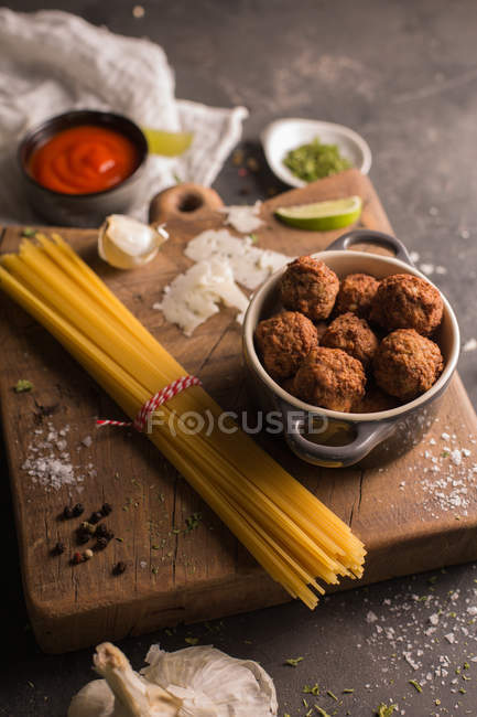 Ingredientes para espaguete com almôndegas — Fotografia de Stock