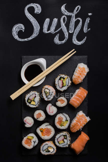 Sushi servi sur table en bois — Photo de stock