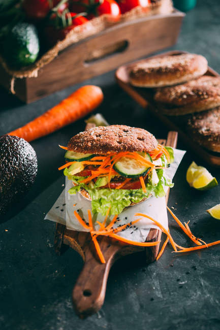 Sandwich vegetariano con lechuga - foto de stock