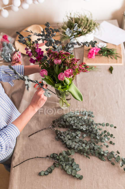 Mulher de colheita organizando flores — Fotografia de Stock