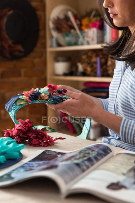 Femme en atelier avec magazine — Photo de stock