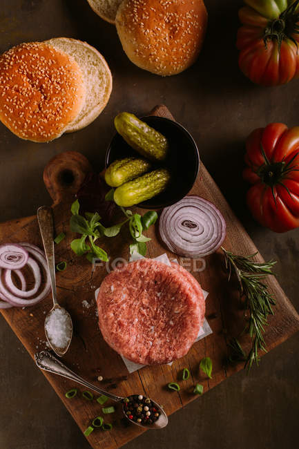 Ingredientes crudos para una hamburguesa gourmet - foto de stock