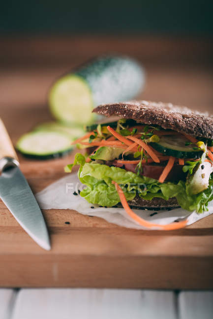 Вегетарианский сэндвич с салатом — стоковое фото