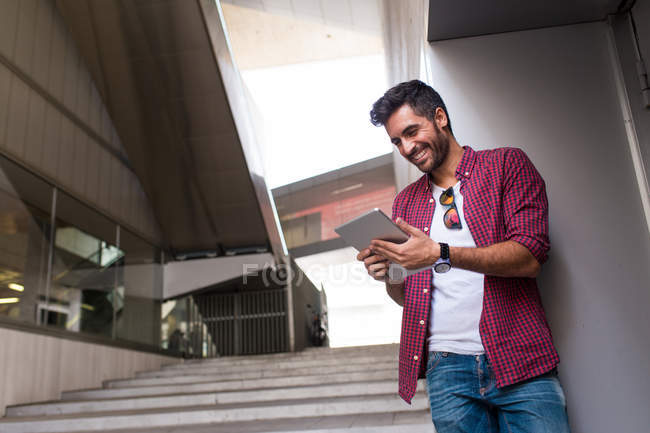 Cheerful man with tablet — Stock Photo