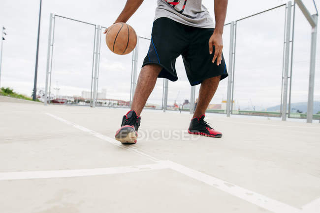 Crop man jugando baloncesto - foto de stock