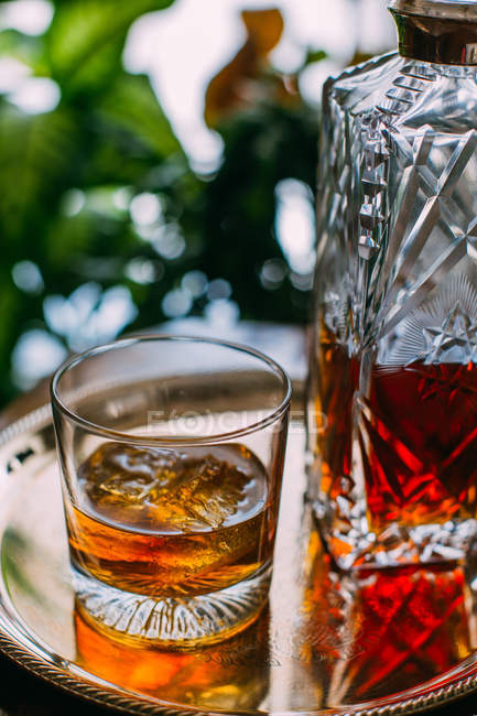 Bicchiere di whisky sulle rocce — Foto stock