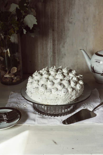 Meringue cake, on the table — Stock Photo