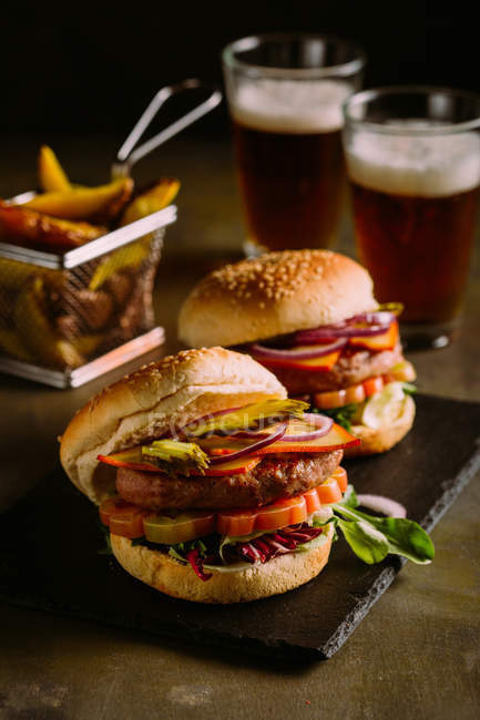 Hamburguesa gourmet en la oscuridad - foto de stock